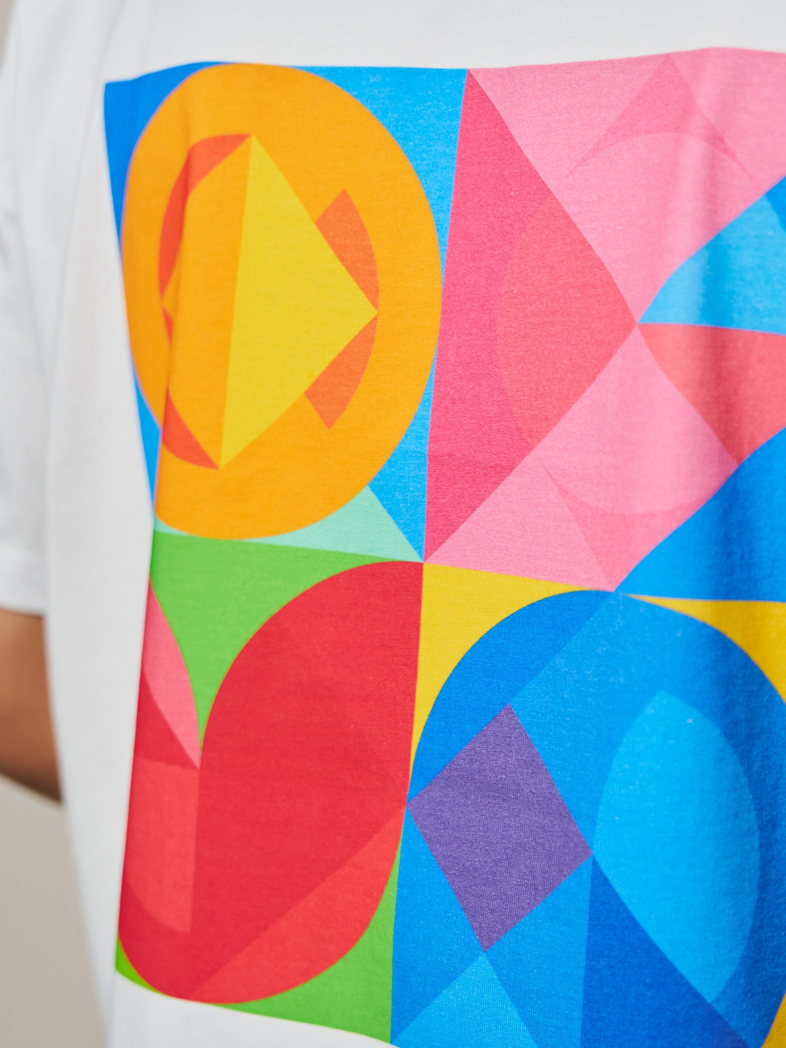 SS25_OFUR_GEOMETRIC_FLOWERS_TSHIRT_WHITE_LOOKBOOK_3