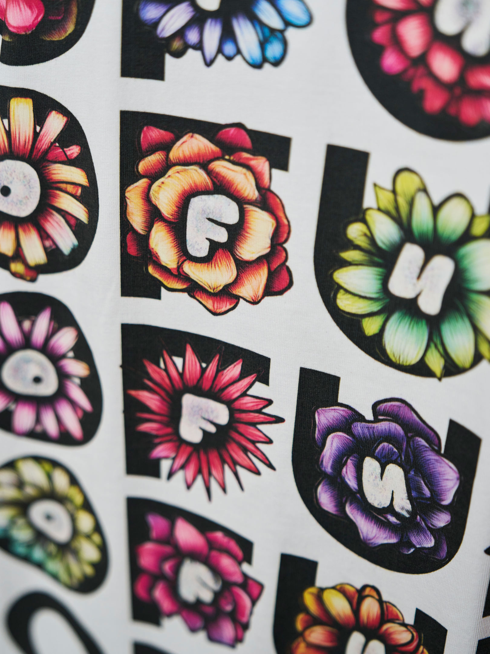 SS25_OFUR_MIXED_FLOWERS_TSHIRT_WHITE_LOOKBOOK_3