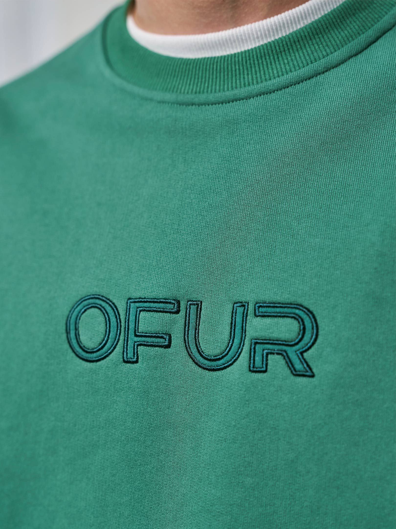 OFUR_FW25_SCRIPT_APPLIQUE_GREEN_CREWNECK_CLOSE_UP_FRONT_1