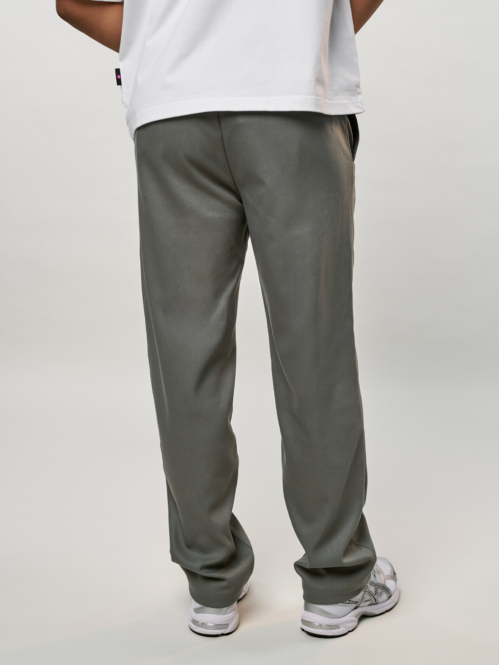 OFUR_FW25_TROUSERS_SCRIPT_FULL_BODY_BACK_1
