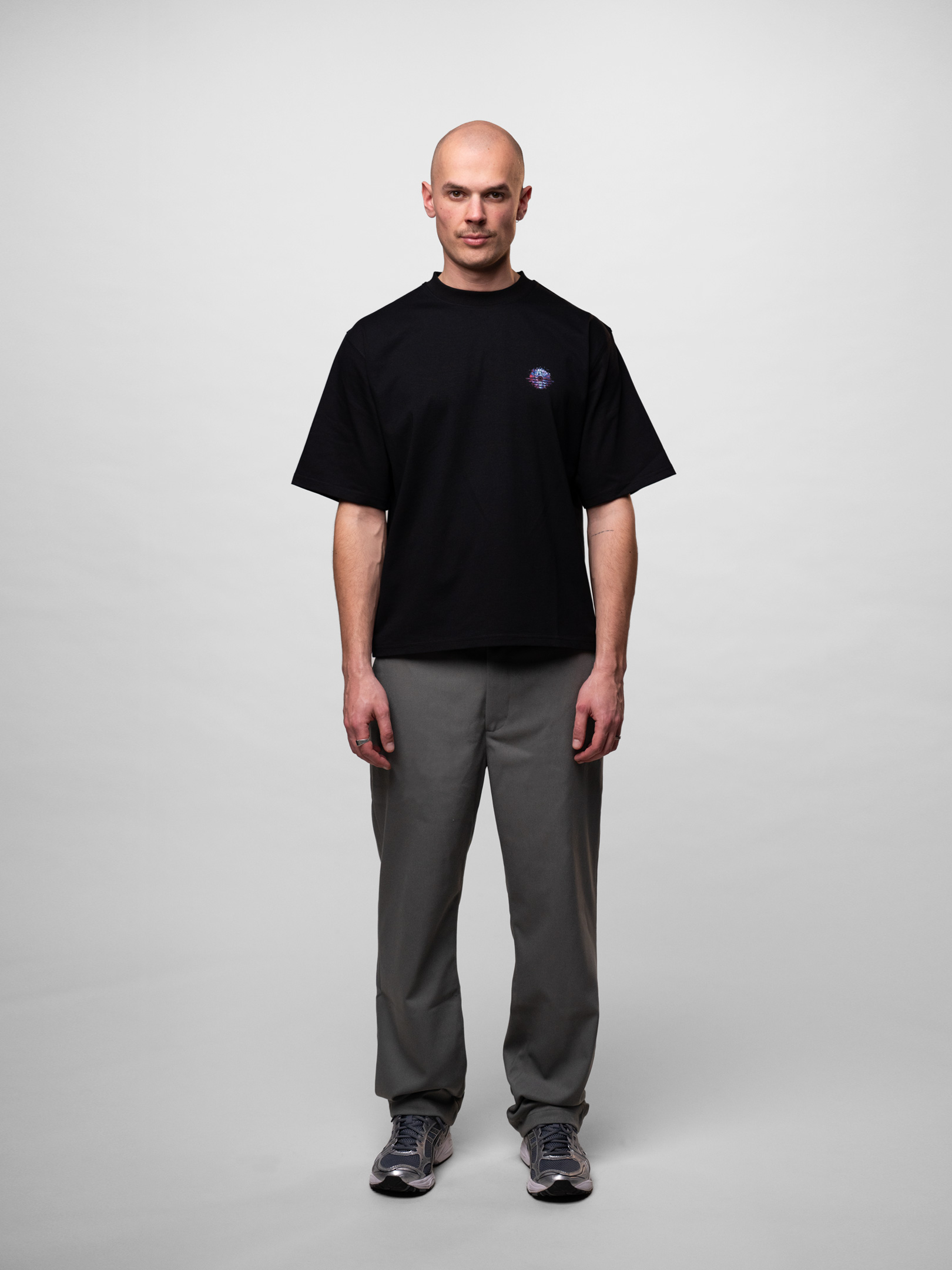 OFUR_SS26_BROKEN_CD_CROPPED_TSHIRT_BLACK_FULL_BODY_FRONT_1