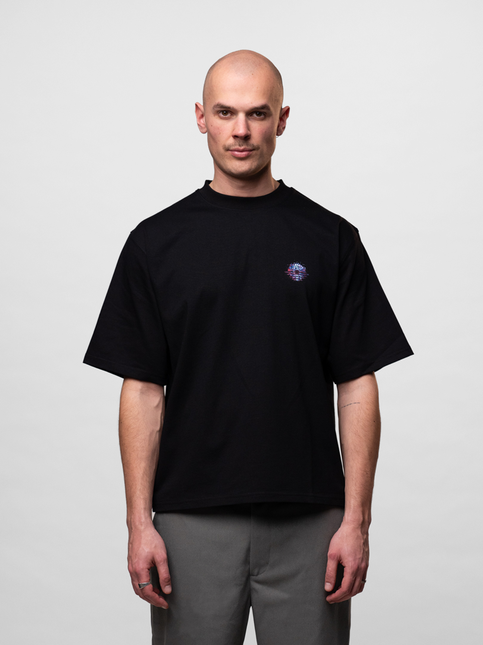 OFUR_SS26_BROKEN_CD_CROPPED_TSHIRT_BLACK_UPPER_BODY_FRONT_1