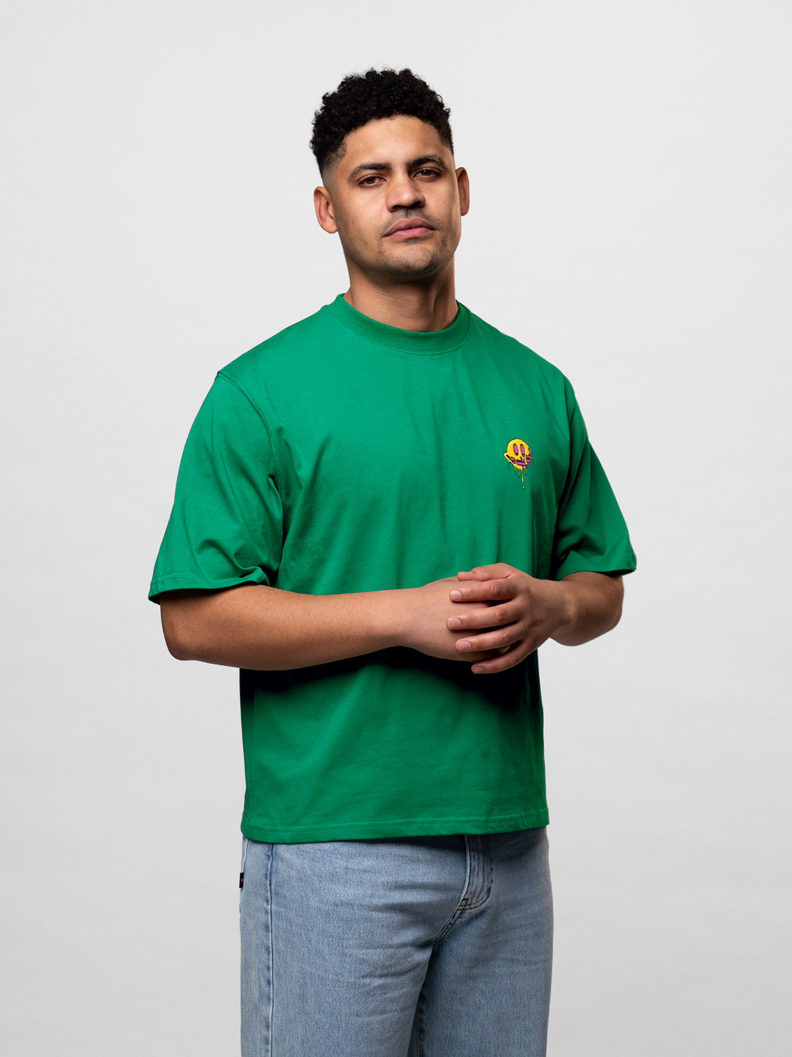 OFUR_SS26_DRIPPING_SMILEY_CROPPED_TSHIRT_GREEN_UPPER_BODY_FRONT_1