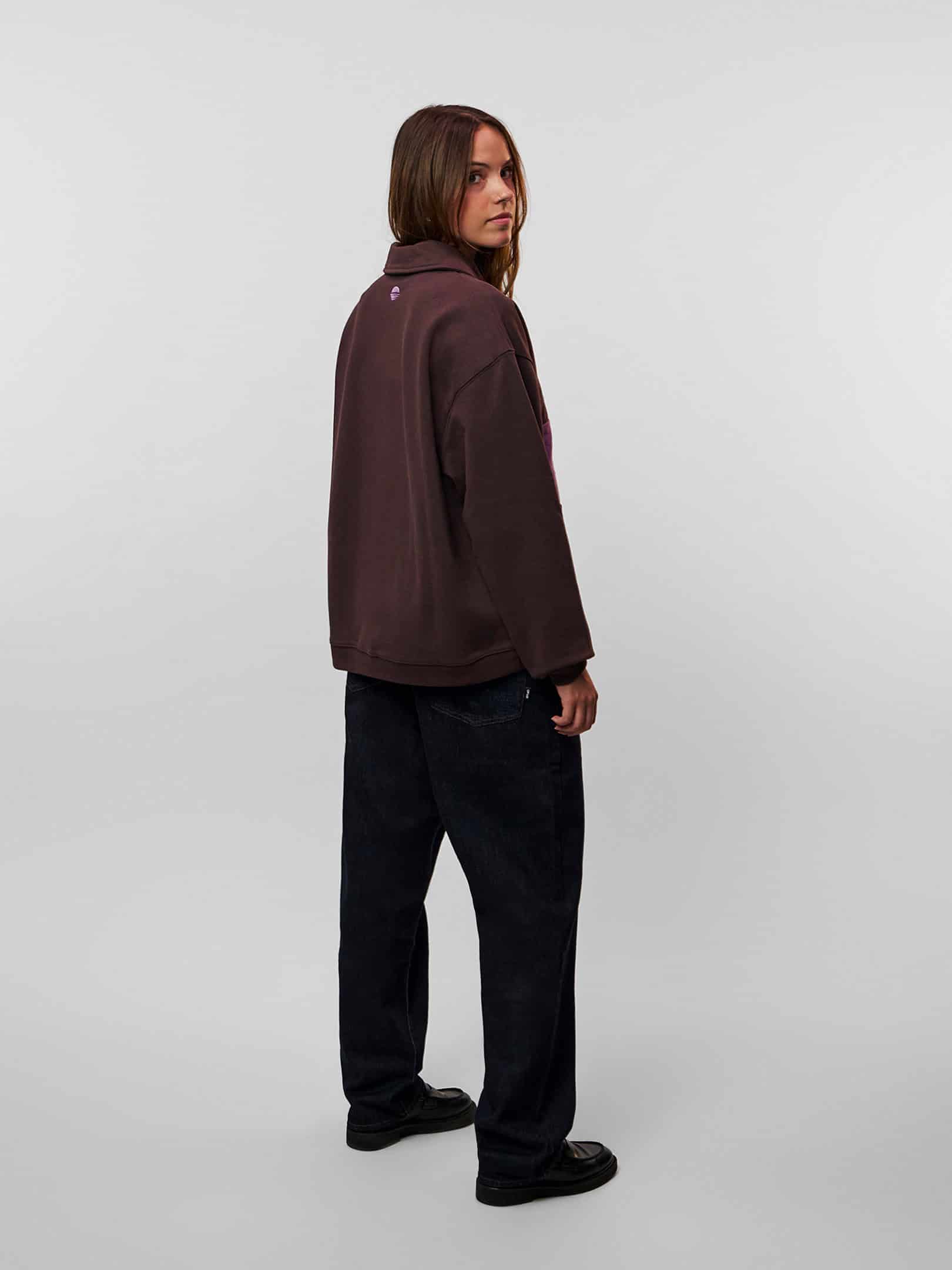 OFUR_FW26_DUSTY_ROSE_SWEATER_BROWN_FULL_BODY_BACK_2