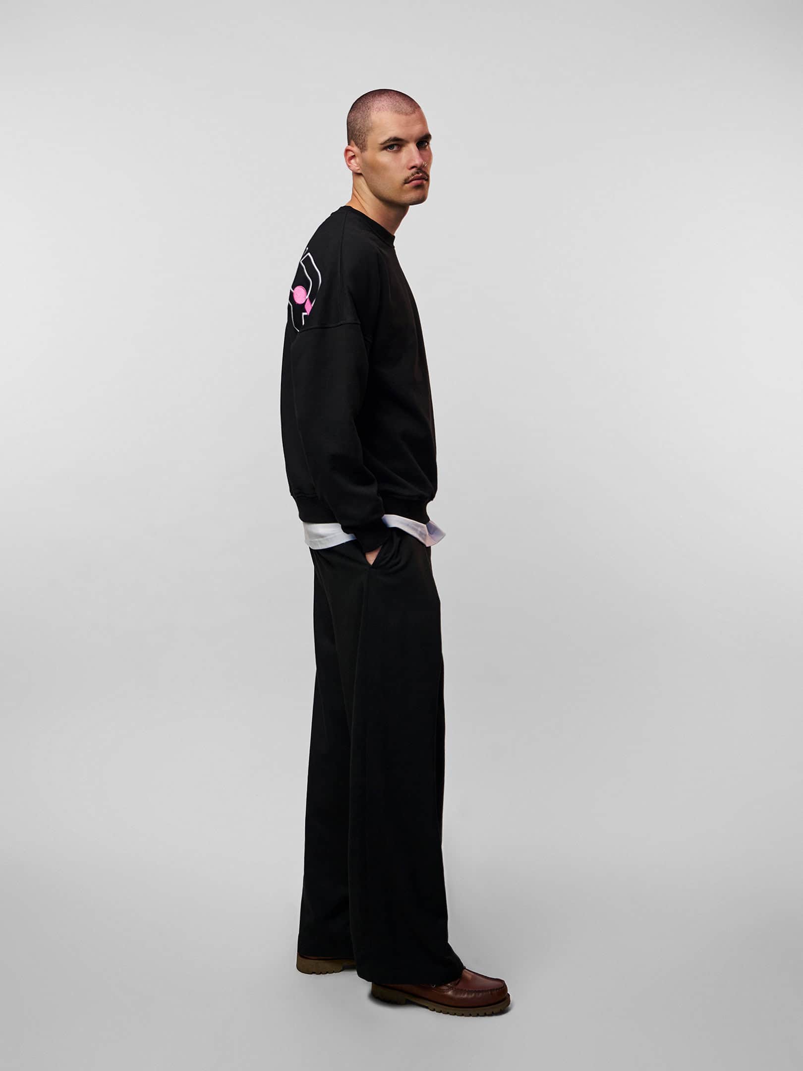 OFUR_FW26_MORSE_CODE_CREWNECK_BLACK_UPPER_BODY_SIDE_2