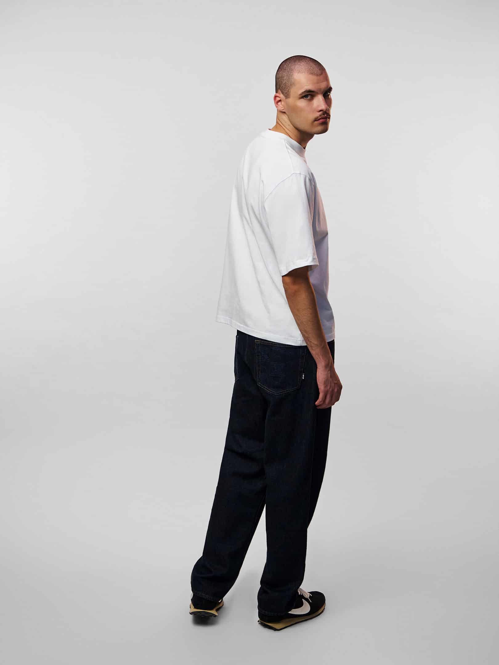 OFUR_FW26_ORIGINAL_CROPPED_TSHIRT_WHITE_FULL_BODY_SIDE_1