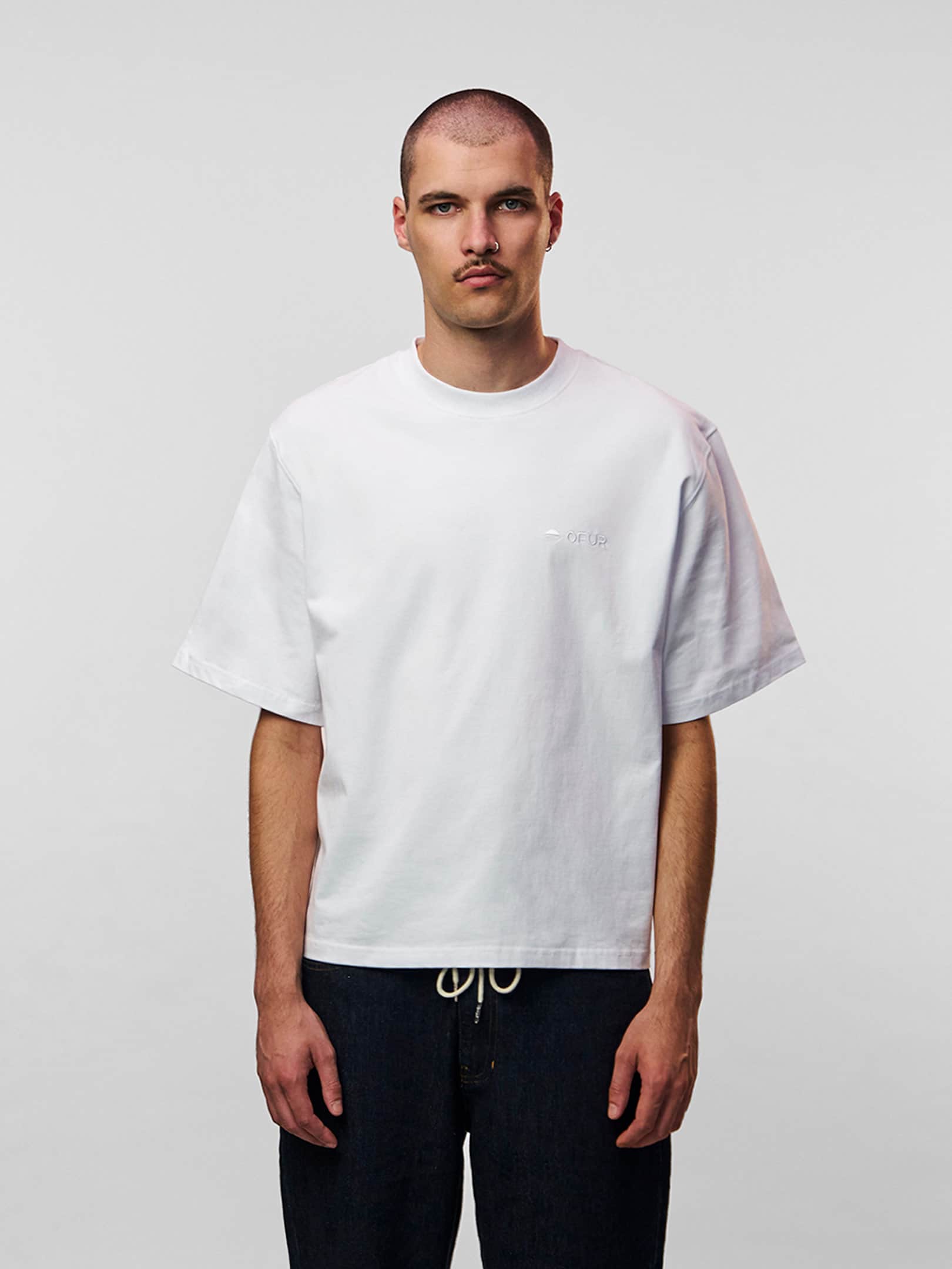 OFUR_FW26_ORIGINAL_CROPPED_TSHIRT_WHITE_UPPER_BODY_FRONT_1