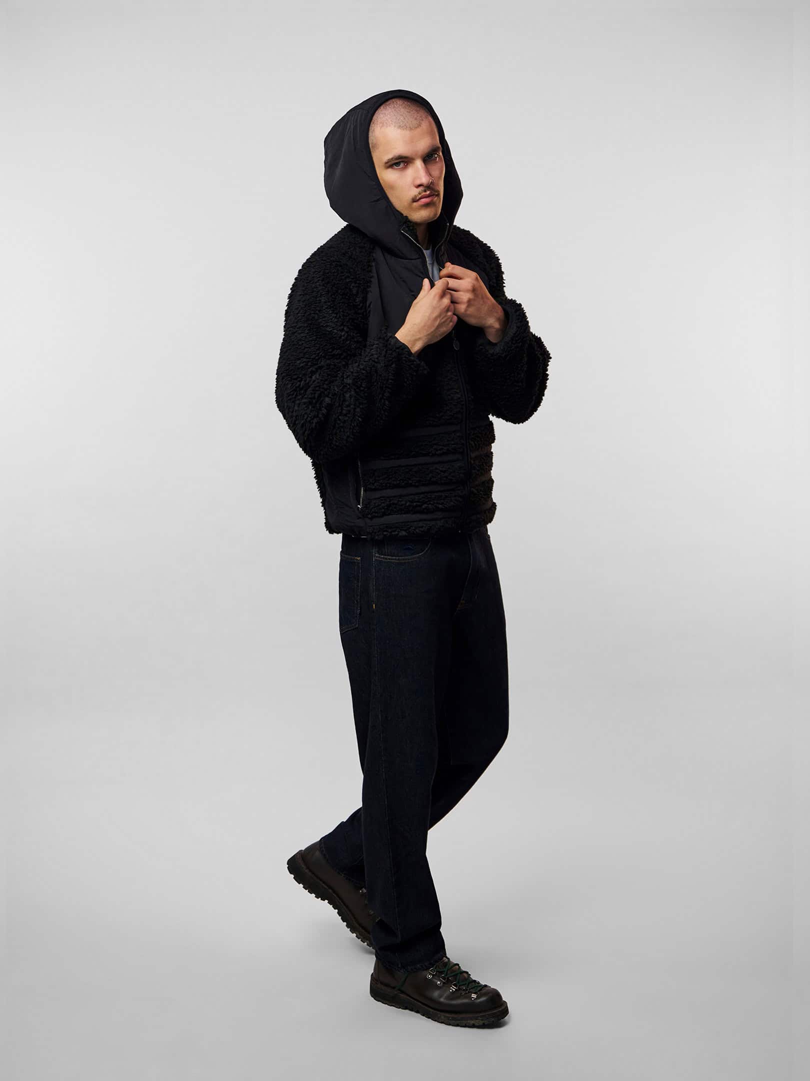 OFUR_FW26_RISING_SHERPA_JACKET_BLACK_FULL_BODY_SIDE_2