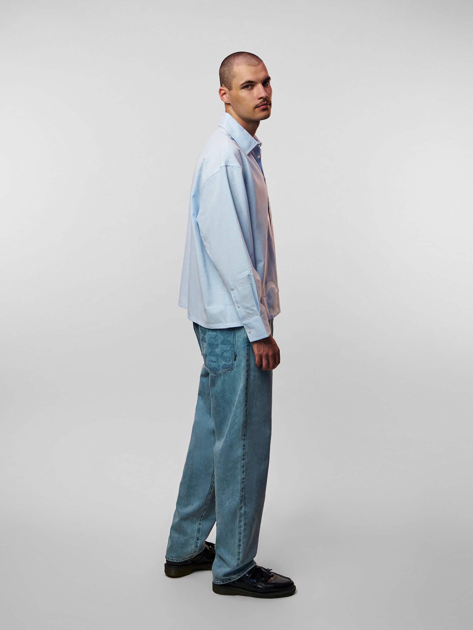 OFUR_FW26_SCATTERED_LETTERS_SHIRT_LONG_SLEEVE_BLUE_FULL_BODY_SIDE_1