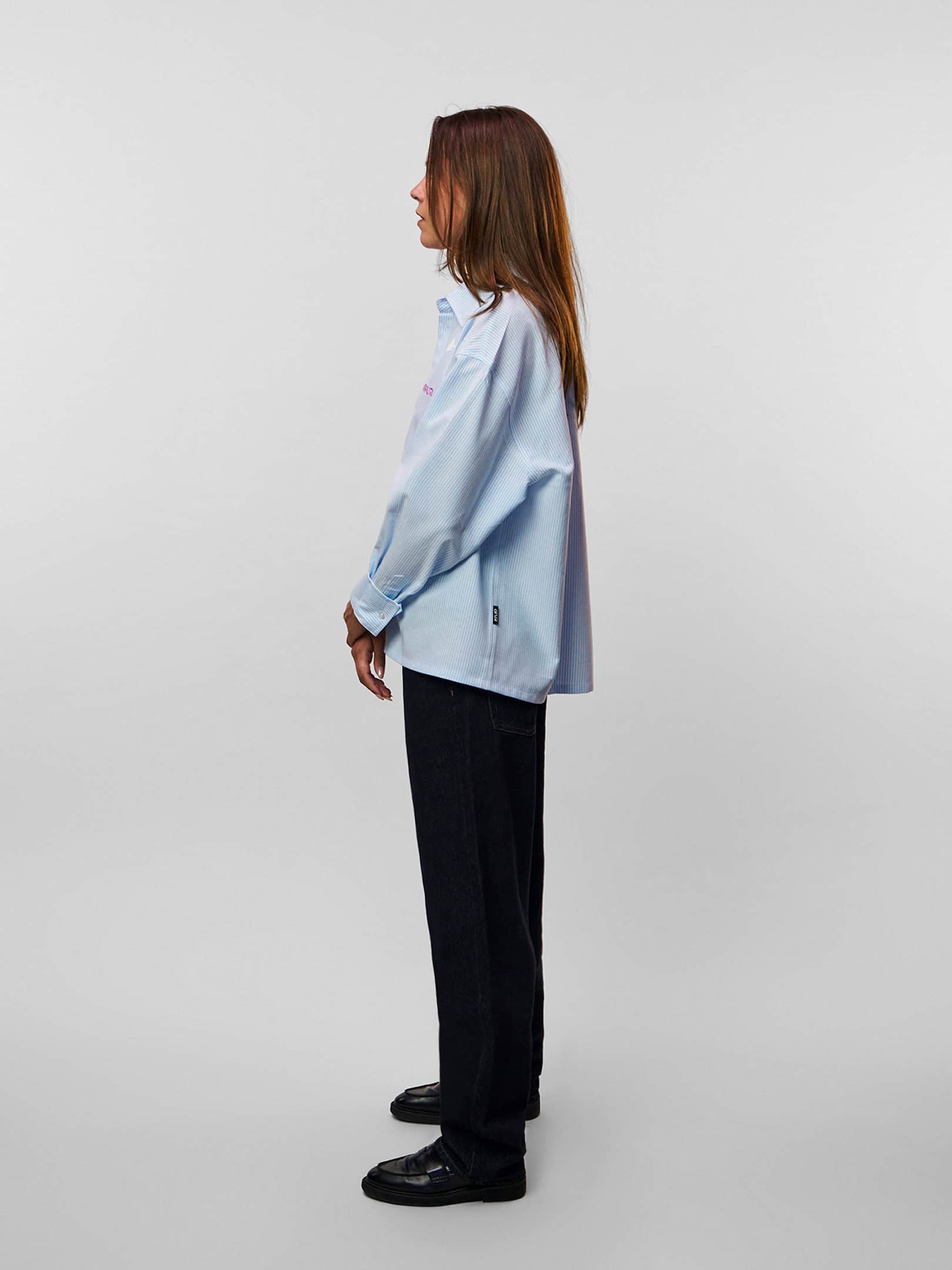 OFUR_FW26_SCATTERED_LETTERS_SHIRT_LONG_SLEEVE_BLUE_FULL_BODY_SIDE_2