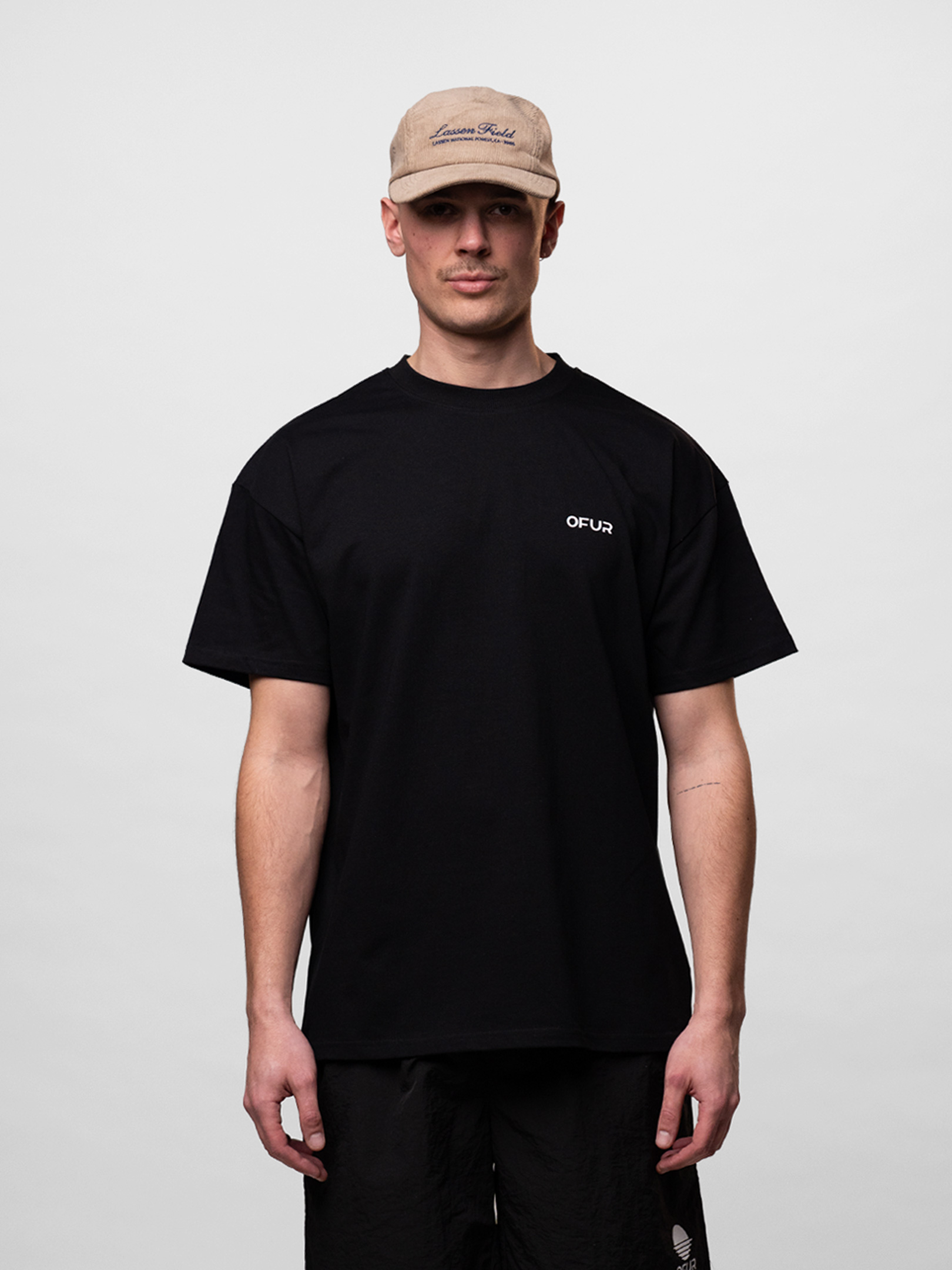 OFUR_SS26_RISE_TSHIRT_BLACK_UPPER_BODY_FRONT_1