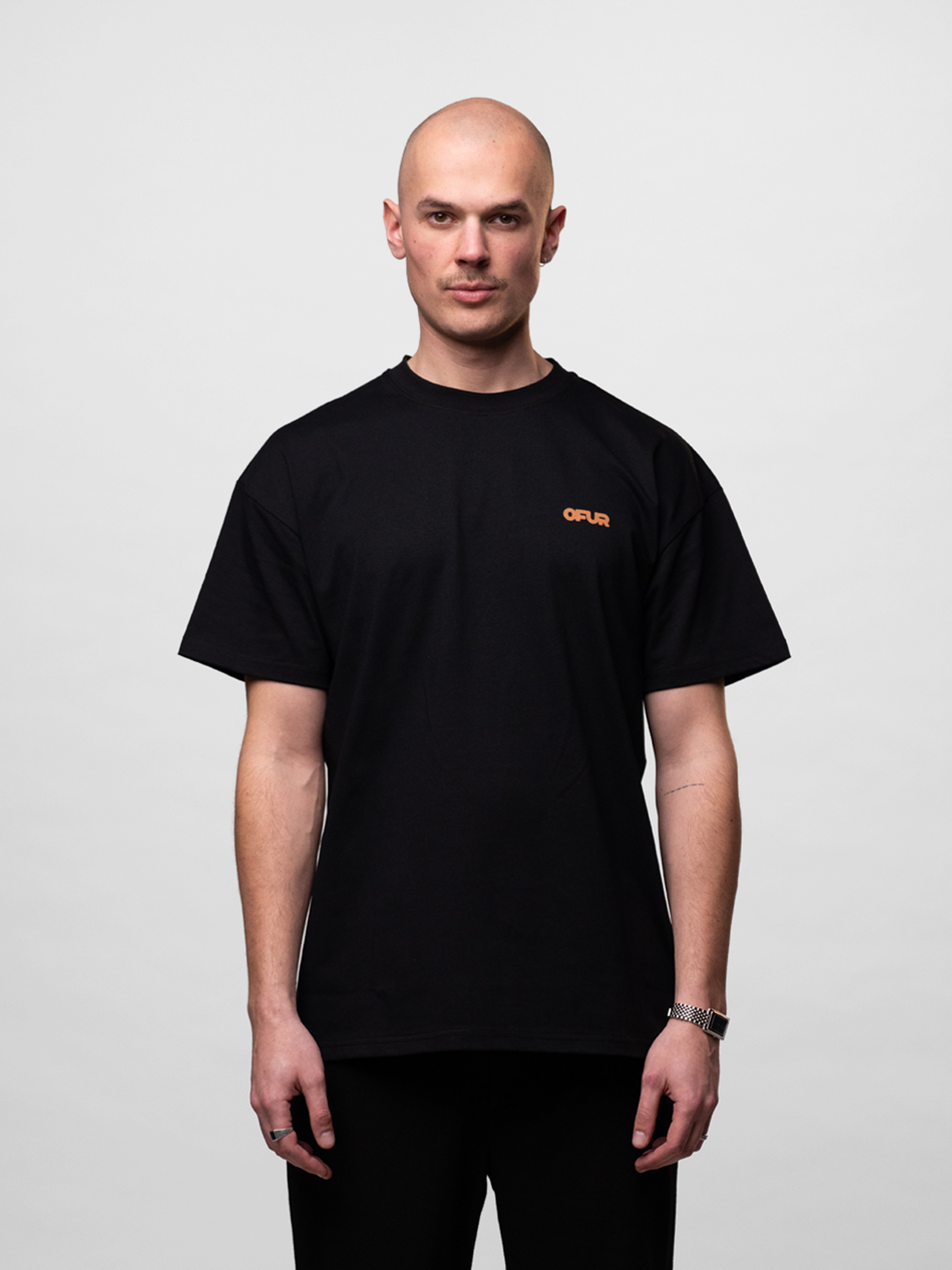 OFUR_SS26_FATNESS_ORANGE_TSHIRT_BLACK_UPPER_BODY_FRONT_1